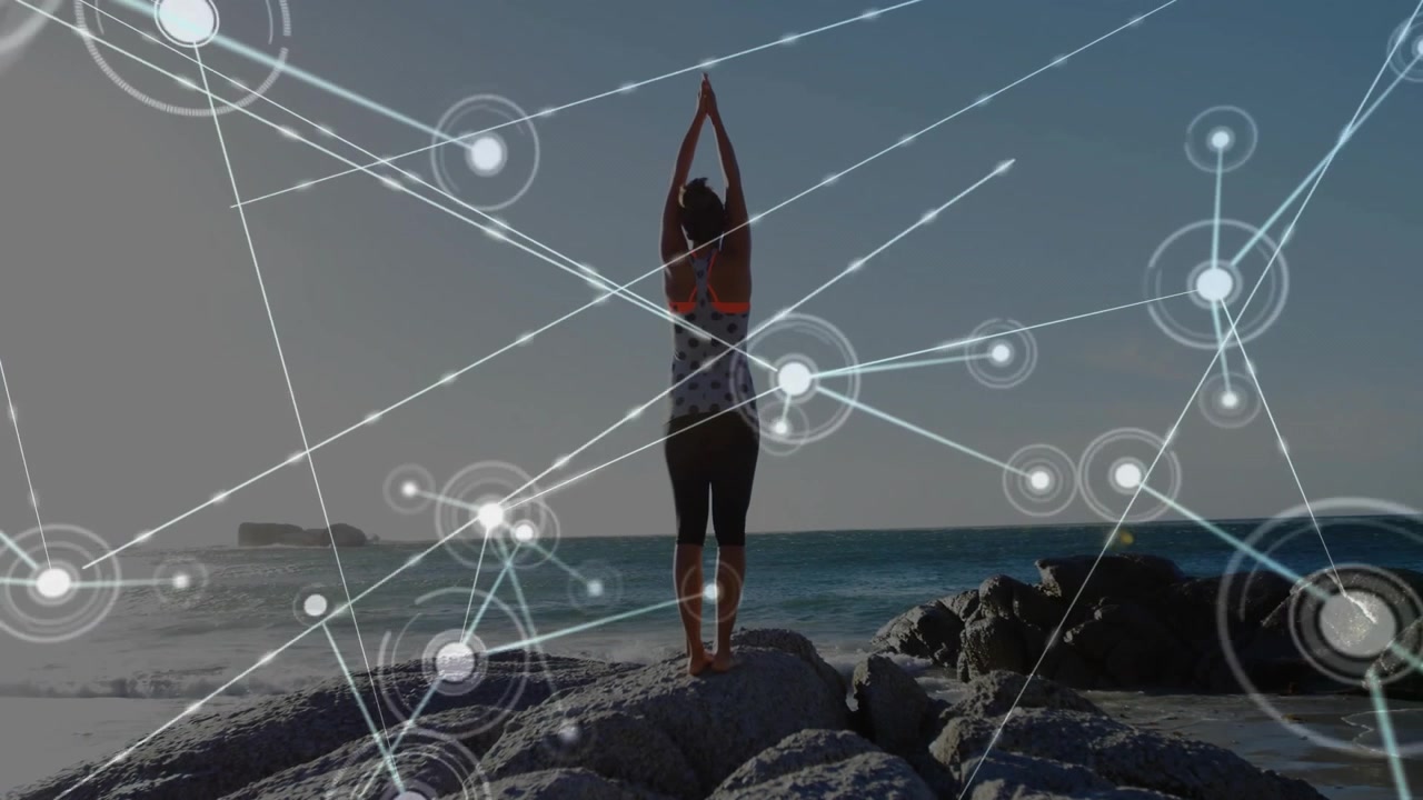Mulher em pose de yoga na costa rochosa iniciando rede de nós brilhantes para visualização de saúde