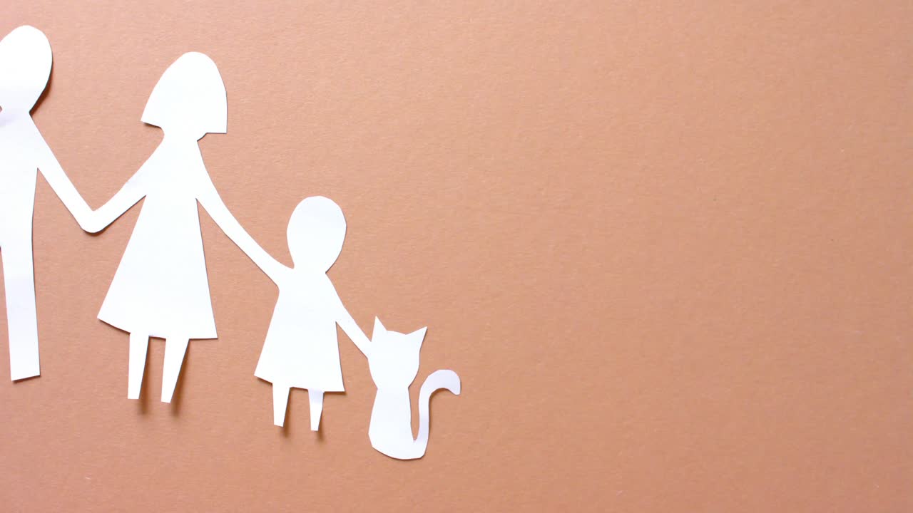 복사 공간과 함께 베이지색 배경에  종이로 만든 고양이와 함께 가족의 클로즈업