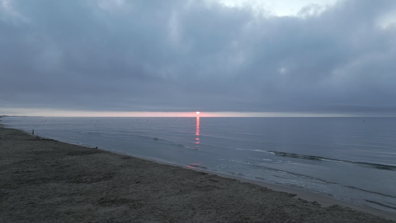 바다 해변에서 해가 뜨는 것