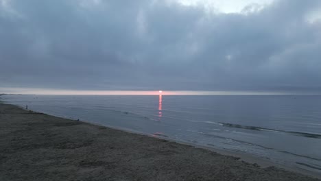 el amanecer sobre la playa del océano