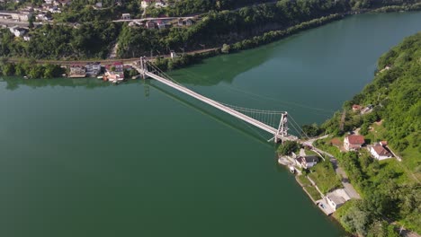 Vista-De-Drones-Del-Río-Neretva,-Vista-Del-Río-Que-Atraviesa-La-Vegetación-En-Bosnia