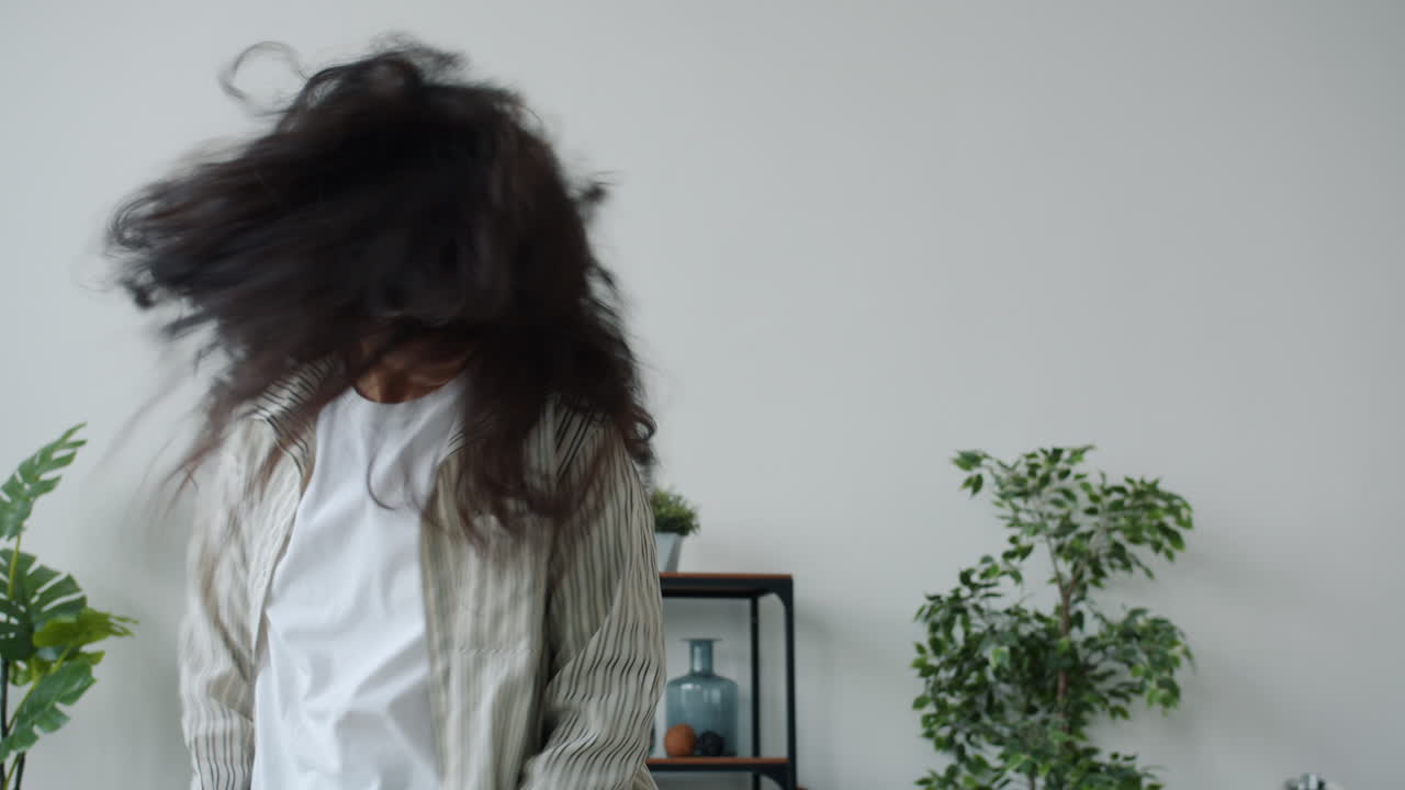 거실에서 춤을 추는 여자