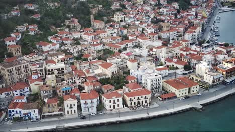 Antena-De-La-Ciudad-De-Gythio-En-Grecia-Con-Pequeñas-Casas-Y-Edificios-Y-Montañas-Al-Fondo