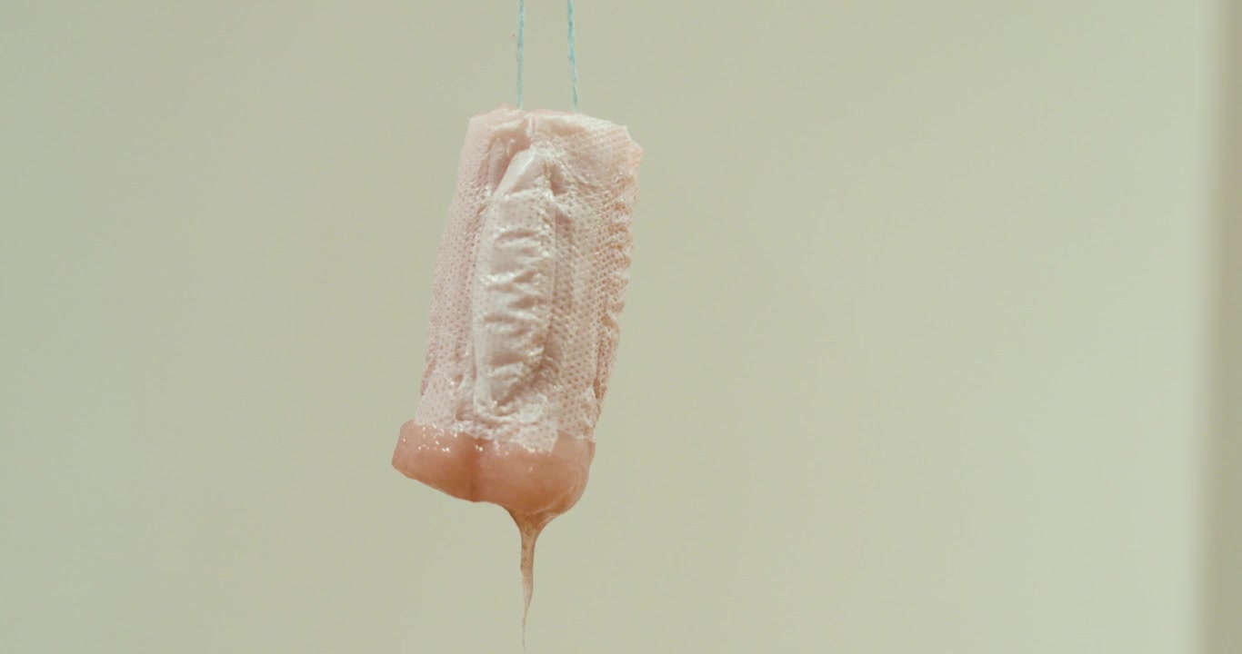Nærbillede af en brugt tampon med absorberet menstruationsblod. Ideel til koncepter om menstruation, feminin hygiejne, kvinders sundhed, medicinsk uddannelse og menstruationsbevidsthed.