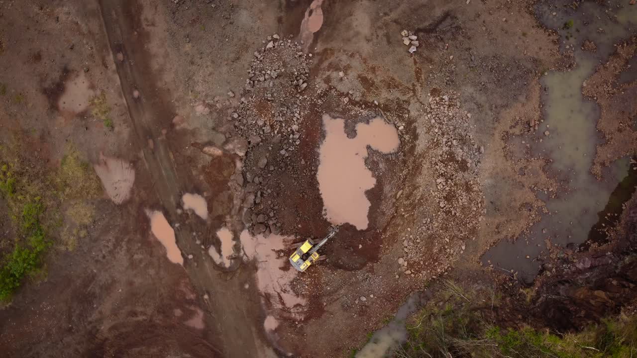 Formazione di crateri dovuta a estrazione eccessiva con escavatore in una cava di pietra a Foz do Iguaçu, Brasile.