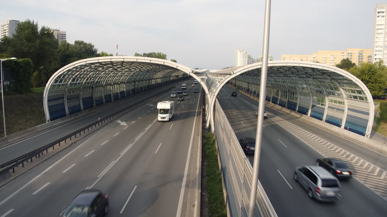 자동차가 주거 지역 한가운데 있는 방음벽을 통과합니다.