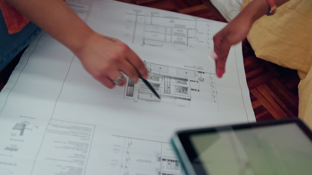 renovación, plano y pareja con una tableta