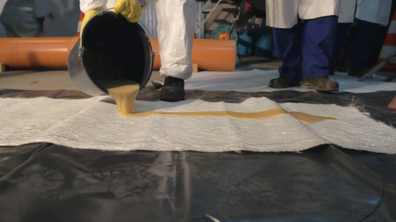 쏟아지는 산업용 접착제 추적 샷