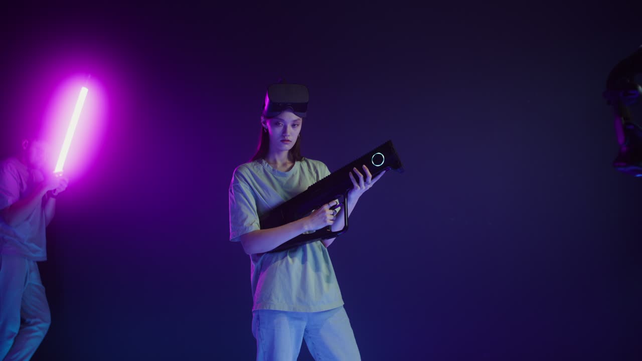 Donna che gioca a VR Laser Tag