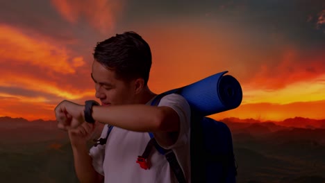 un excursionista feliz bailando al atardecer