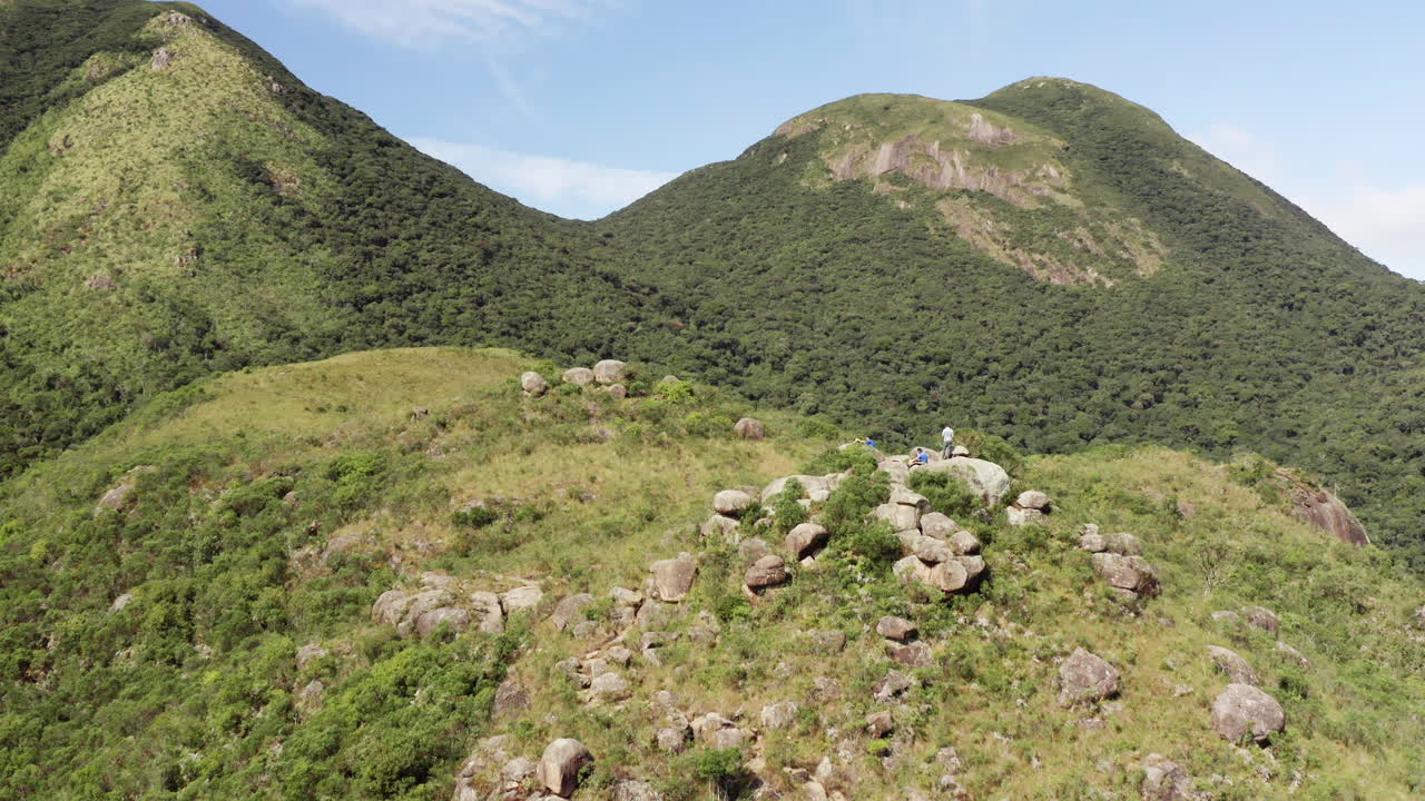 excursionistas descansando en la cumbre de una montaña tropical de selva tropical, brasil, américa del sur