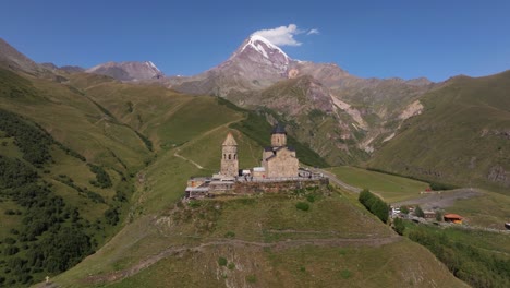 iglesia de la trinidad de gergeti en un hermoso día de verano