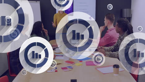 animación de iconos de negocios digitales sobre diversas personas de negocios en la oficina