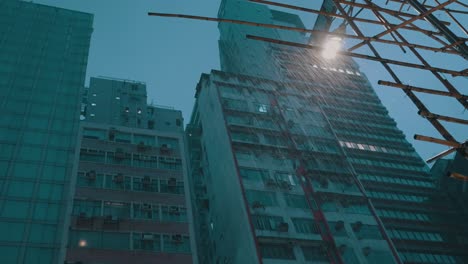 Night-shot-of-a-street-light-during-a-thunderstorm-with-heavy-rain-in-a-city-with-some-bamboo-scaffolding