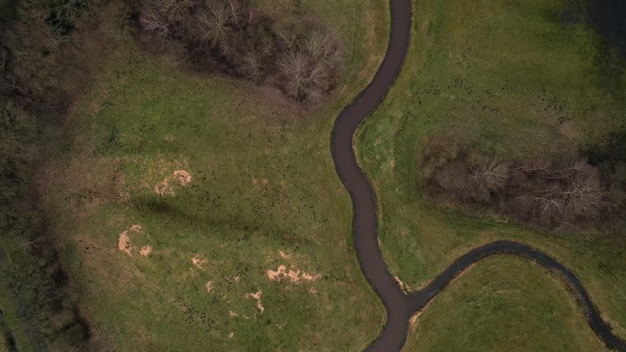 vista aérea de un río sinuoso a través de un paisaje rural