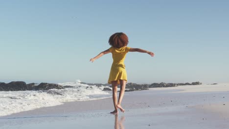 mujer afroamericana disfrutando de la playa