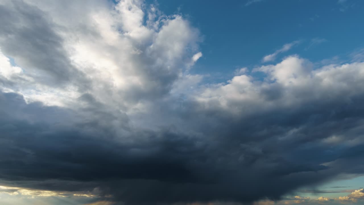 fondo de cielo oscuro dramático con nubes tormentosas lapso de tiempo antes de la lluvia o la nieve, clima extremo