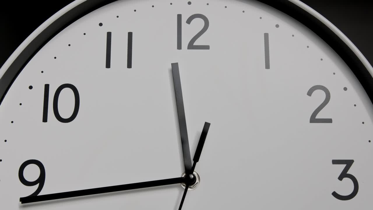Time lapse, La lancetta corta indica il numero dodici