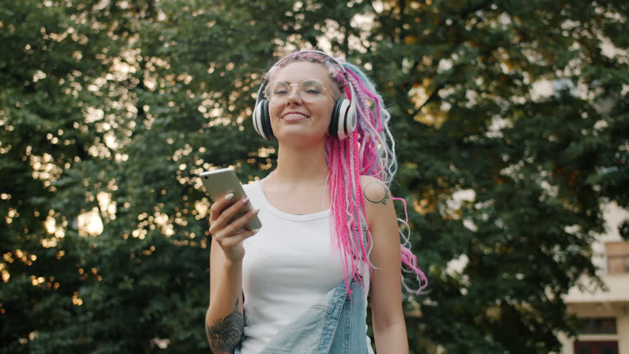 joven disfrutando de la música al aire libre