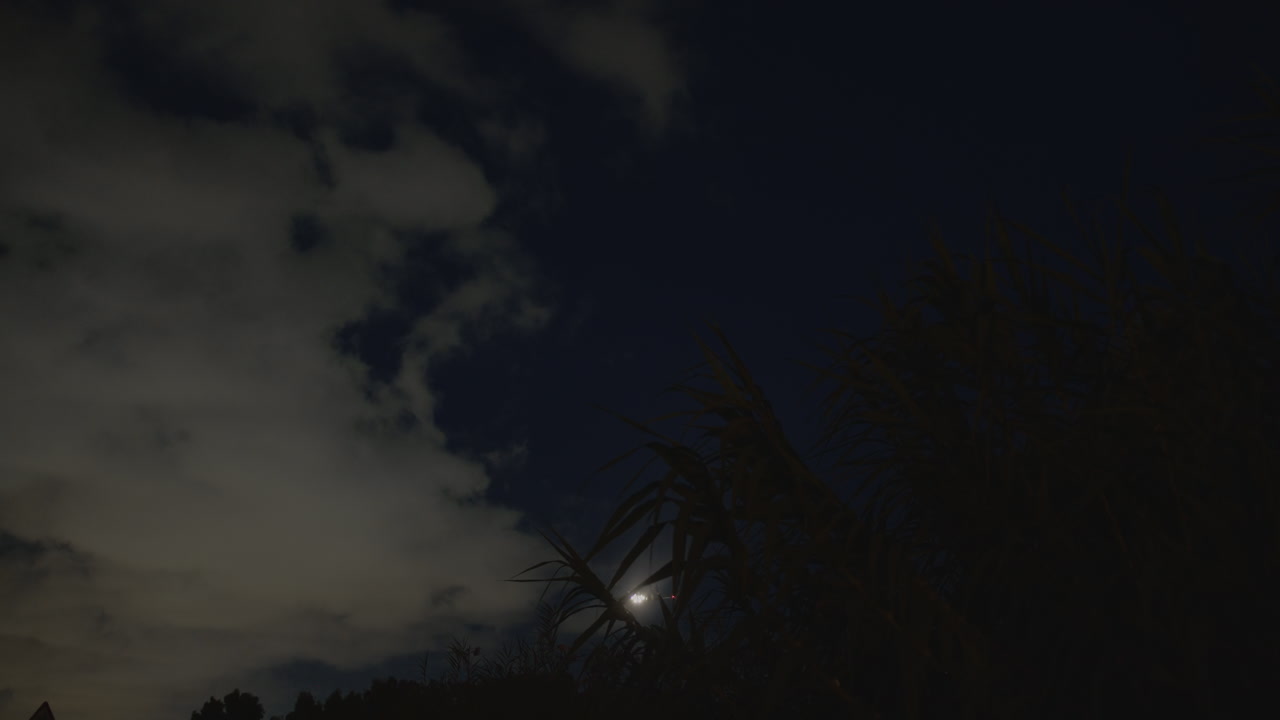 Un avión volando de noche