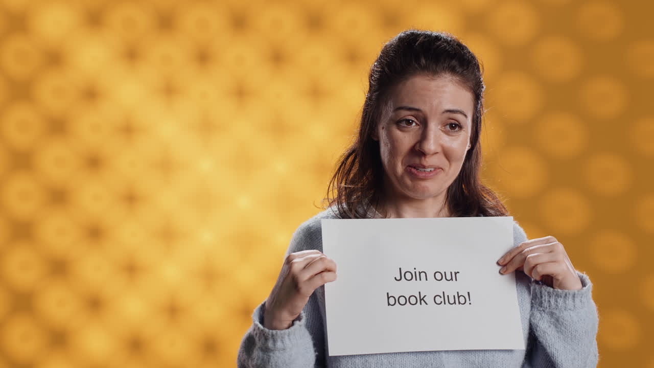 el presidente del club de libros tiene un mensaje instando a la gente a unirse a ellos, fondo del estudio