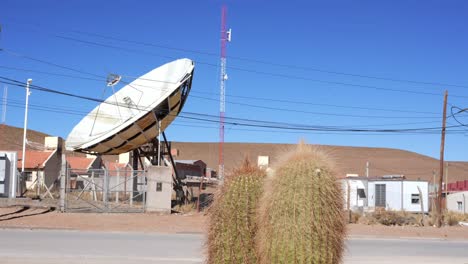 Große-Parabolantenne-In-San-Antonio-De-Los-Cobres,-Argentinien,-Mit-Einem-Kaktus-Im-Vordergrund