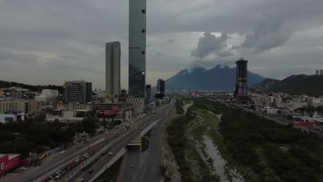 vista panorámica del cerro y autos circulando por la carretera