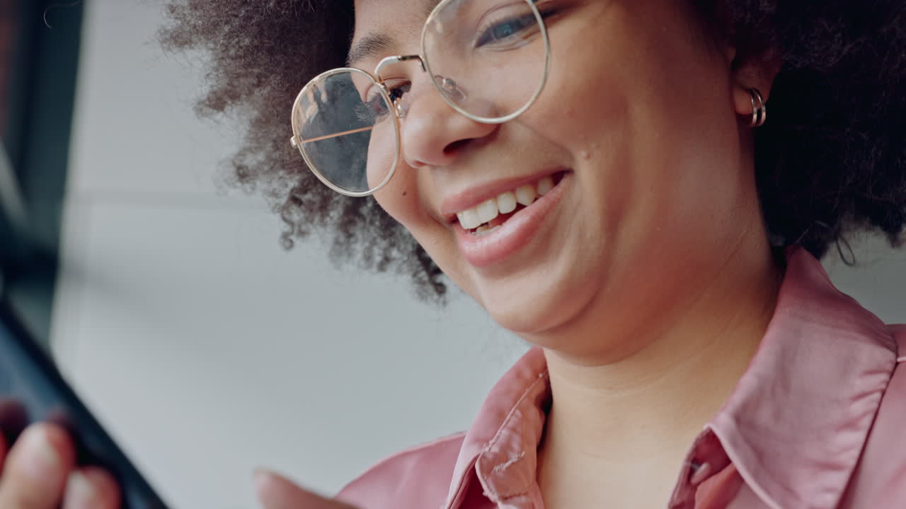 Femme noire riant, téléphone et réseaux sociaux