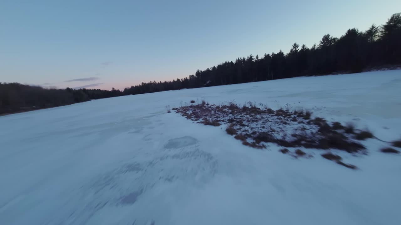 заснеженное озеро в зимнем лесу при заходе солнца, квебек, канада