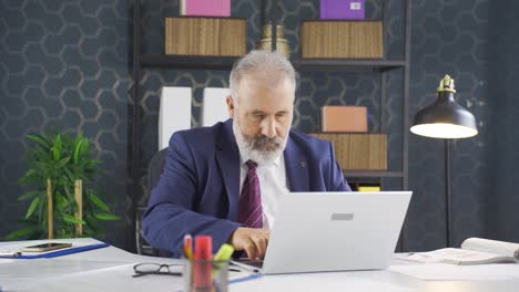 hombre de negocios que no usa la aplicación.