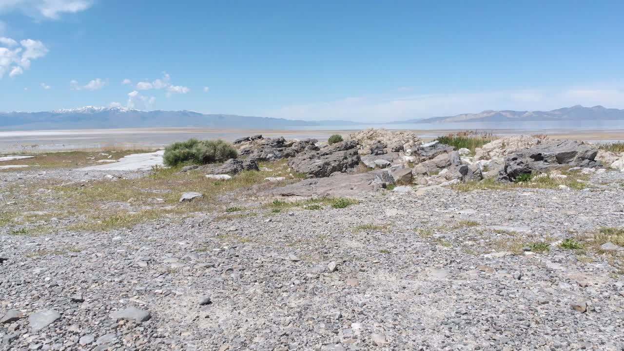 드론이 조종사의 차량에서 멀어지고 있습니다.