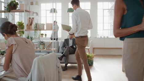 gente de negocios estrechando la mano joven hombre asiático saludando equipo de gestión corporativa para una entrevista de trabajo disfrutando de la oportunidad de carrera en una oficina ocupada