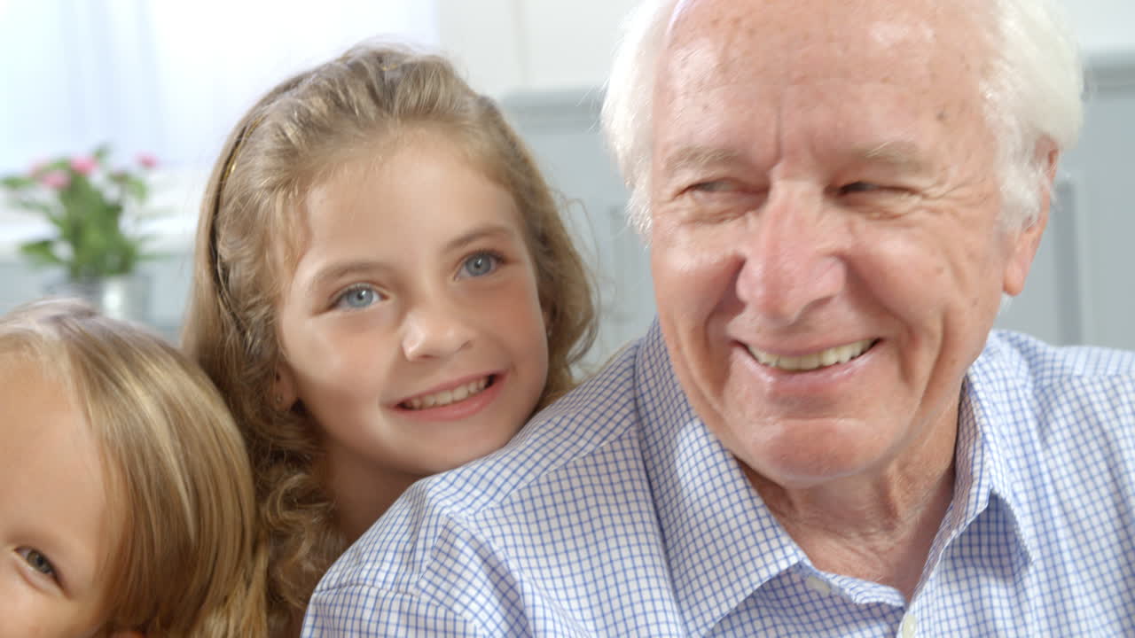 집 에 할아버지 와 할머니 와 함께 있는 어린이 들 의 초상화, 느린 동작