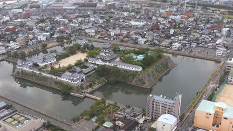 castillo imabari, vista aérea en ehime, japón