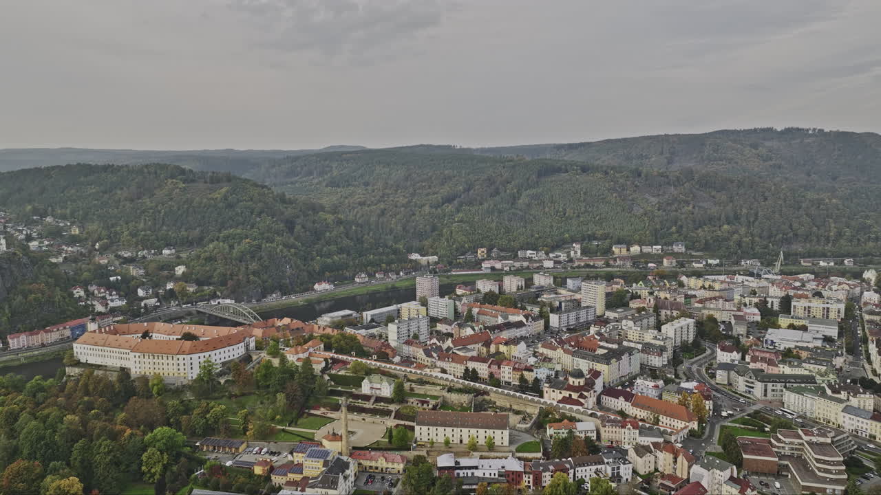 decin czechia aerial v3 drone flyover park na marianske louce capturando el castillo histórico en la orilla del río elba, el centro de la ciudad y las vistas de las laderas - filmado con mavic 3 cine - noviembre 2022