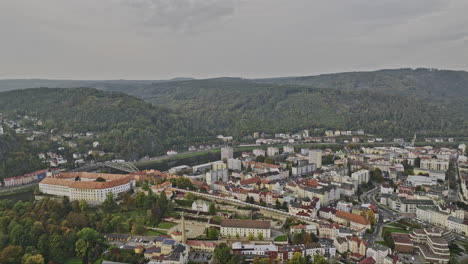 Decin-Chequia-Antena-V3-Drone-Sobrevuelo-Parque-Na-Marianske-Louce-Capturando-Un-Castillo-Emblemático-Junto-A-La-Orilla-Del-Río-Elba,-El-Paisaje-Urbano-Del-Centro-Y-Vistas-De-Las-Laderas---Filmado-Con-Cine-Mavic-3---Noviembre-De-2022