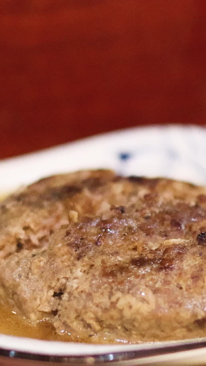 vista detallada del bun cha vietnamita en un plato