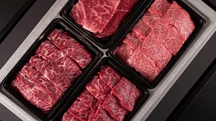 Four slices of premium Korean beef, featuring rich marbling, a tender bite, and a bold, savory taste. 풍부한 마블링과 진한 풍미를 자랑하는 한우 4점, 부드러운 식감이 돋보이는 고급 소고기.