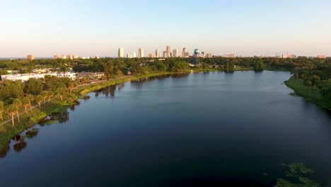 4K-Video-Mit-Nach-Unten-Geneigter-Luftaufnahme-Von-Der-Skyline-Der-Innenstadt-Von-St.-Petersburg-Bis-Zum-Crescent-Lake