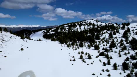 Paisaje-Nevado-En-Un-Día-Soleado-De-Un-Bosque-Alpino-En-La-Cima-De-Una-Montaña-En-Invierno-Visto-Desde-Un-Dron-Dji