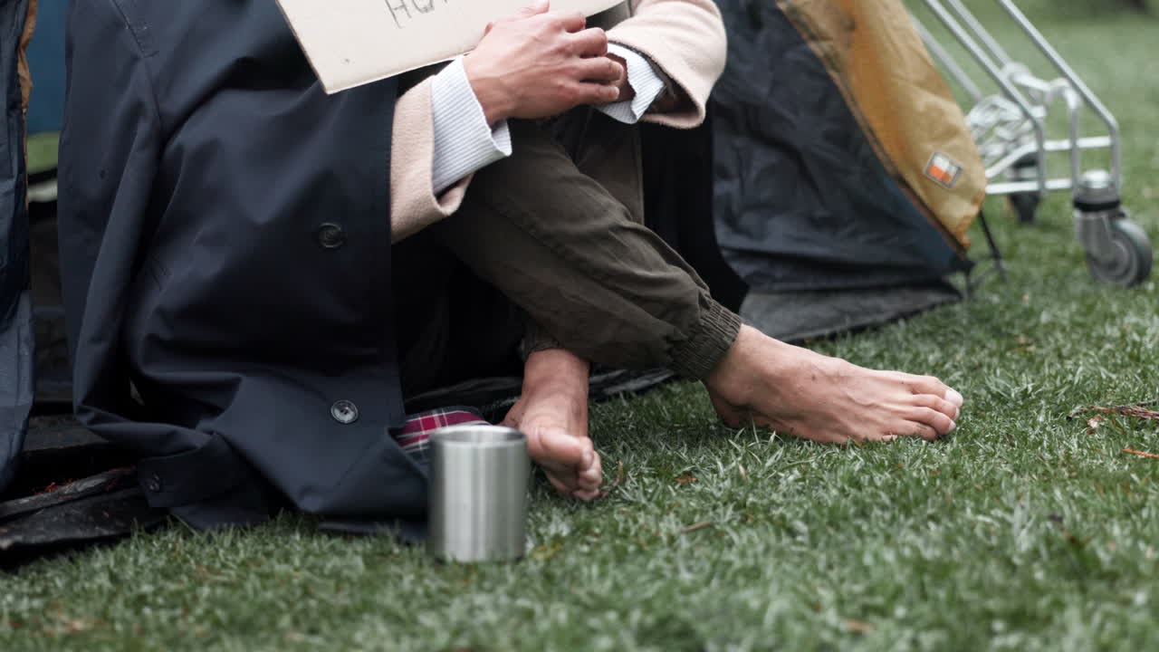 도움을 받는 노숙자