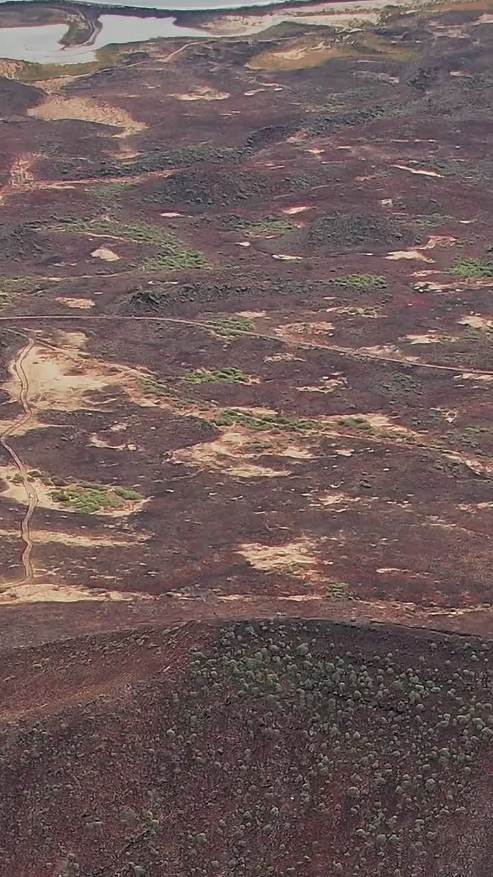 Paesaggio vulcanico nelle Isole Canarie, Spagna, di giorno.