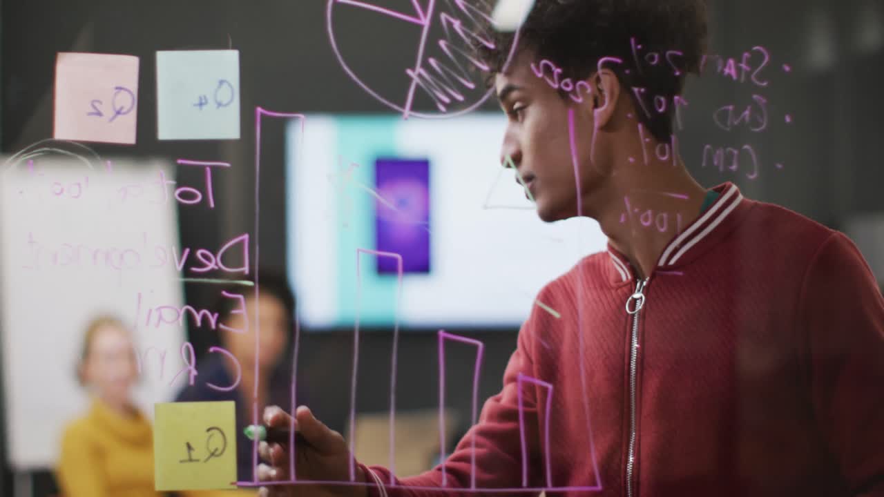 diversas personas de negocios felices discutiendo el trabajo durante una reunión en la oficina