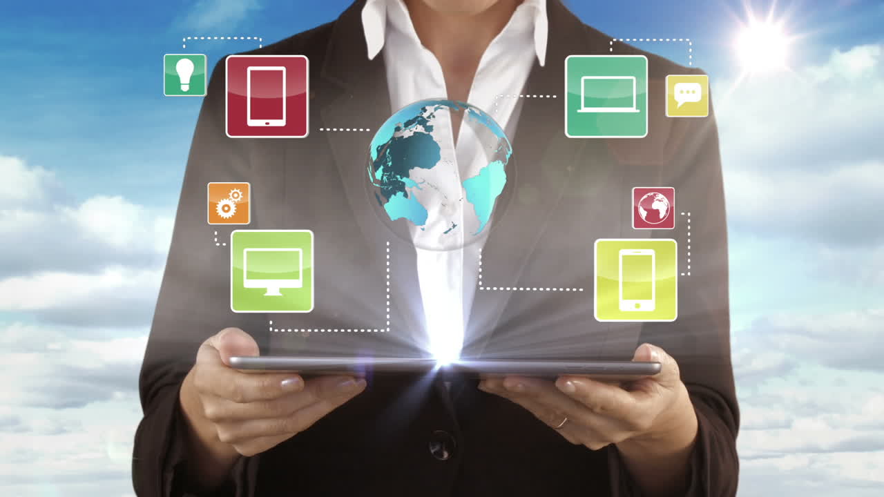 una mujer presentando algunos dispositivos electrónicos