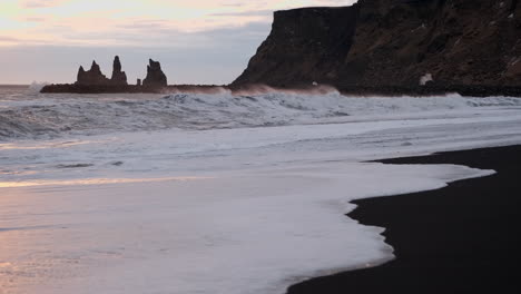 las olas rompen en una playa islandesa de arena negra en vik islandia