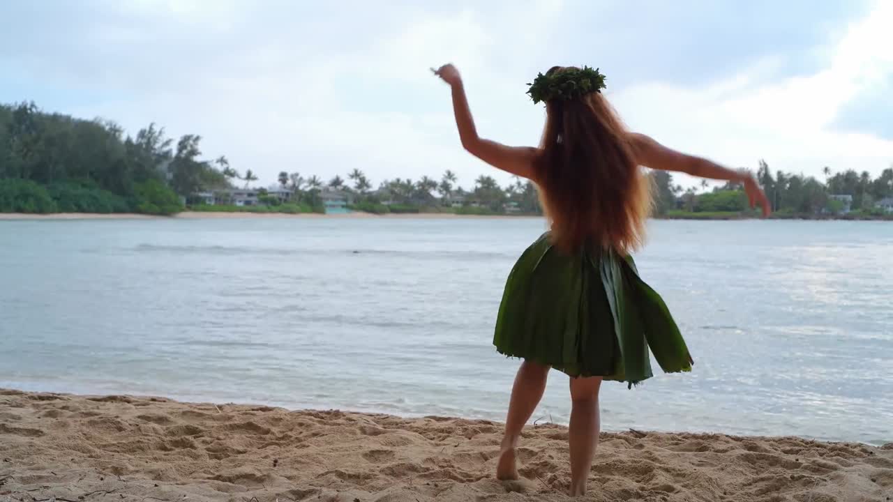 bailarina de hula hawaiana en disfraz bailando 4k