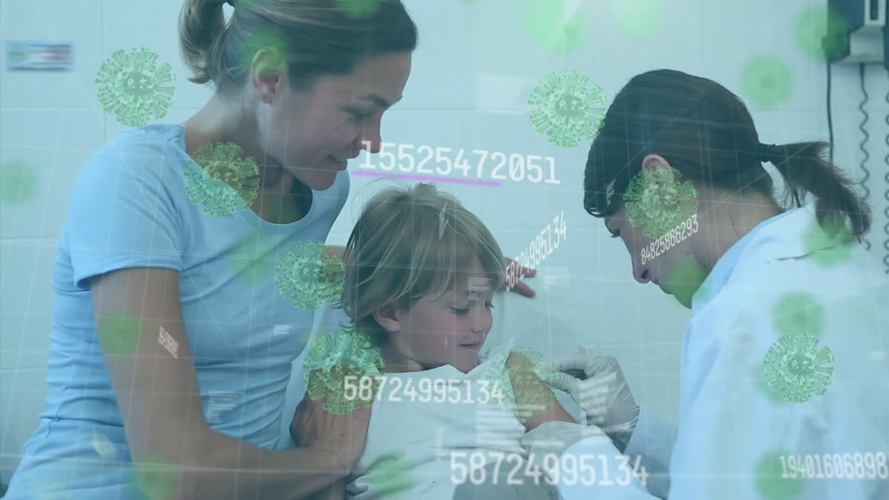 통계와 코로나 19 세포의 애니메이션 의사가 엄마와 함께 소년에게 예방 접종을 하는 모습