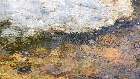 el agua ondulando sobre las rocas en khao yai