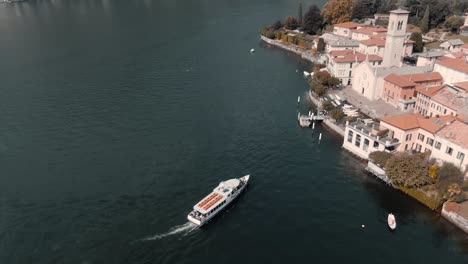 Ein-Boot,-Das-Im-Comer-See-In-Norditalien-Unterwegs-Ist-–-Blick-Auf-Die-Stadt-–-Wunderbarer-Zielort-–-Luftaufnahme