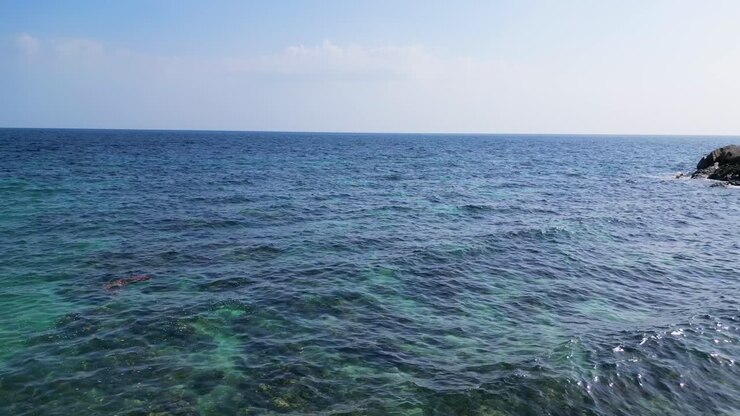 Donna sulla spiaggia, sogno solitario su un'isola.
